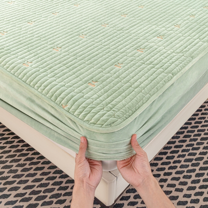 91家纺网 家纺一手货源 找家纺 佳笠家居 2025新款婴儿绒宝宝绒樱桃刺绣夹棉床笠 青柠色