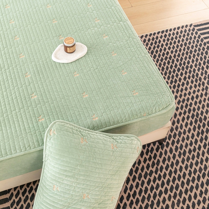 91家纺网 家纺一手货源 找家纺 佳笠家居 2025新款婴儿绒宝宝绒樱桃刺绣夹棉床笠 青柠色