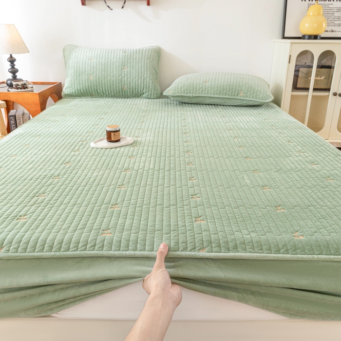 91家纺网 家纺一手货源 找家纺 佳笠家居 2025新款婴儿绒宝宝绒樱桃刺绣夹棉床笠 青柠色