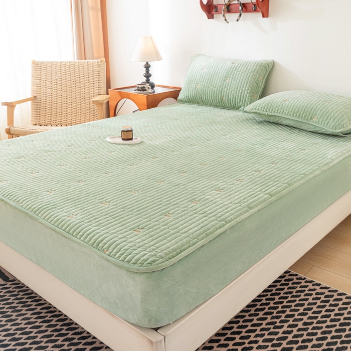 91家纺网 家纺一手货源 找家纺 佳笠家居 2025新款婴儿绒宝宝绒樱桃刺绣夹棉床笠 青柠色