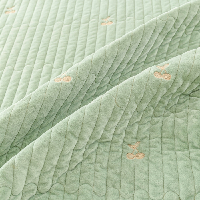 91家纺网 家纺一手货源 找家纺 佳笠家居 2025新款婴儿绒宝宝绒樱桃刺绣夹棉床笠 青柠色