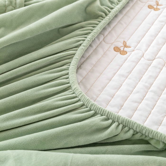 91家纺网 家纺一手货源 找家纺 佳笠家居 2025新款婴儿绒宝宝绒樱桃刺绣夹棉床笠 青柠色