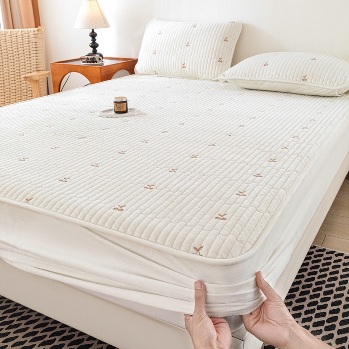 91家纺网 家纺一手货源 找家纺 佳笠家居 2025新款婴儿绒宝宝绒樱桃刺绣夹棉床笠 米月白