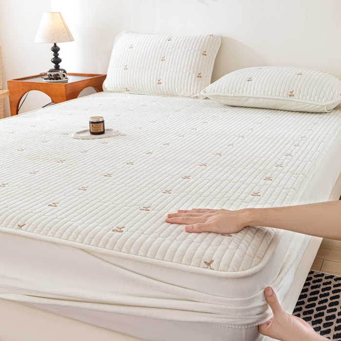 91家纺网 家纺一手货源 找家纺 佳笠家居 2025新款婴儿绒宝宝绒樱桃刺绣夹棉床笠 米月白