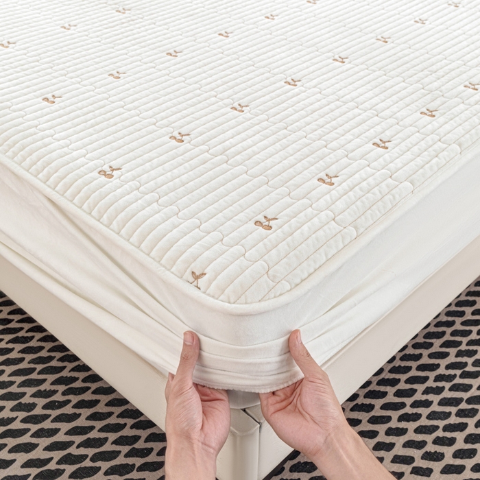 91家纺网 家纺一手货源 找家纺 佳笠家居 2025新款婴儿绒宝宝绒樱桃刺绣夹棉床笠 米月白