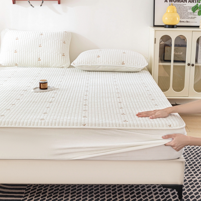 91家纺网 家纺一手货源 找家纺 佳笠家居 2025新款婴儿绒宝宝绒樱桃刺绣夹棉床笠 米月白