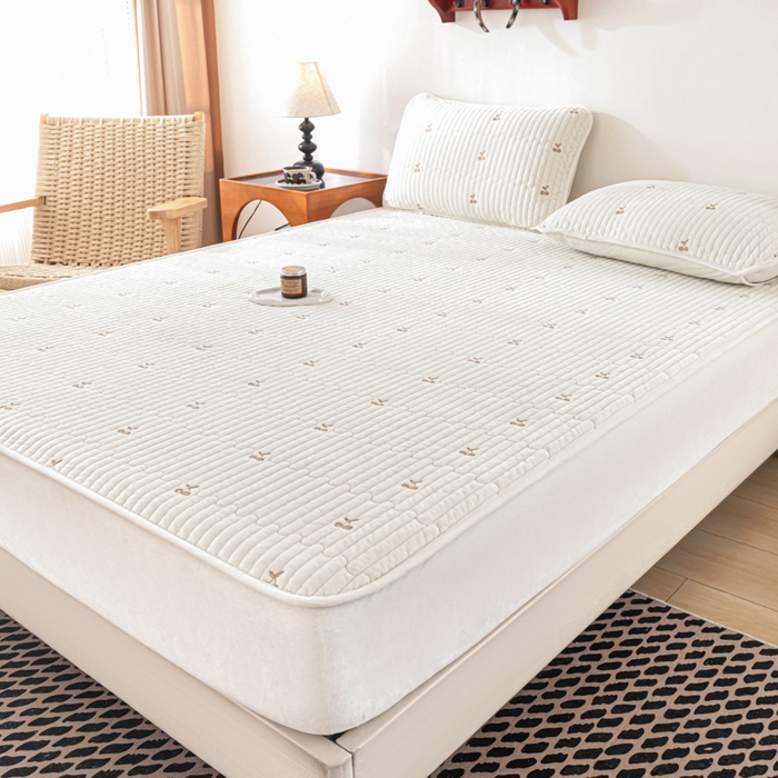 91家纺网 家纺一手货源 找家纺 佳笠家居 2025新款婴儿绒宝宝绒樱桃刺绣夹棉床笠 米月白