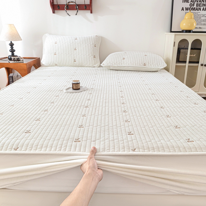 91家纺网 家纺一手货源 找家纺 佳笠家居 2025新款婴儿绒宝宝绒樱桃刺绣夹棉床笠 米月白