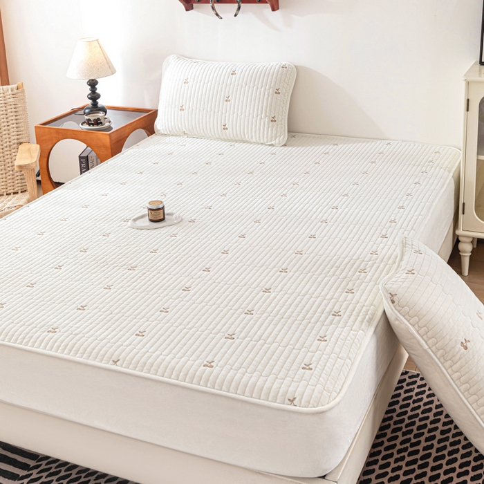 91家纺网 家纺一手货源 找家纺 佳笠家居 2025新款婴儿绒宝宝绒樱桃刺绣夹棉床笠 米月白