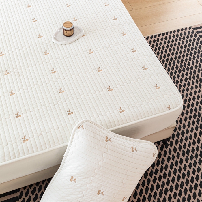 91家纺网 家纺一手货源 找家纺 佳笠家居 2025新款婴儿绒宝宝绒樱桃刺绣夹棉床笠 米月白