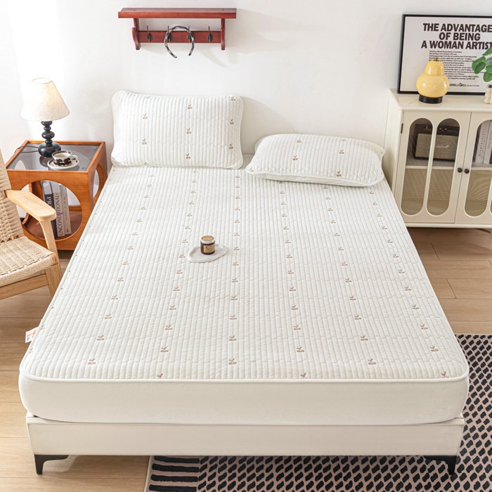 91家纺网 家纺一手货源 找家纺 佳笠家居 2025新款婴儿绒宝宝绒樱桃刺绣夹棉床笠 米月白