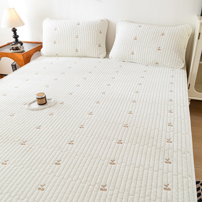 91家纺网 家纺一手货源 找家纺 佳笠家居 2025新款婴儿绒宝宝绒樱桃刺绣夹棉床笠 米月白