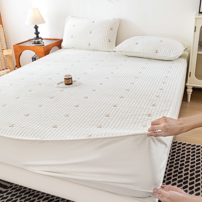 91家纺网 家纺一手货源 找家纺 佳笠家居 2025新款婴儿绒宝宝绒樱桃刺绣夹棉床笠 米月白