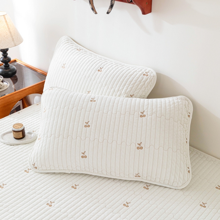 91家纺网 家纺一手货源 找家纺 佳笠家居 2025新款婴儿绒宝宝绒樱桃刺绣夹棉床笠 米月白