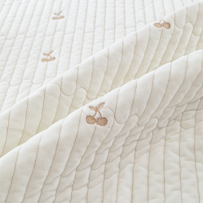 91家纺网 家纺一手货源 找家纺 佳笠家居 2025新款婴儿绒宝宝绒樱桃刺绣夹棉床笠 米月白