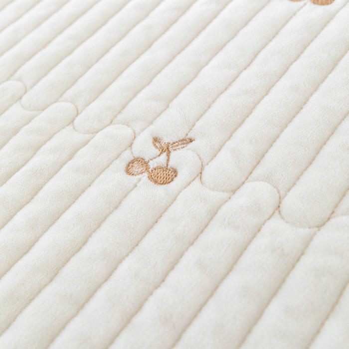 91家纺网 家纺一手货源 找家纺 佳笠家居 2025新款婴儿绒宝宝绒樱桃刺绣夹棉床笠 米月白