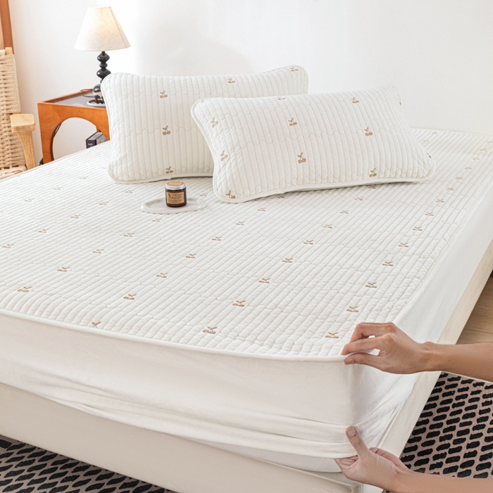 91家纺网 家纺一手货源 找家纺 佳笠家居 2025新款婴儿绒宝宝绒樱桃刺绣夹棉床笠 米月白