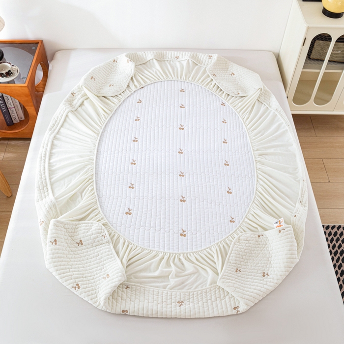 91家纺网 家纺一手货源 找家纺 佳笠家居 2025新款婴儿绒宝宝绒樱桃刺绣夹棉床笠 米月白