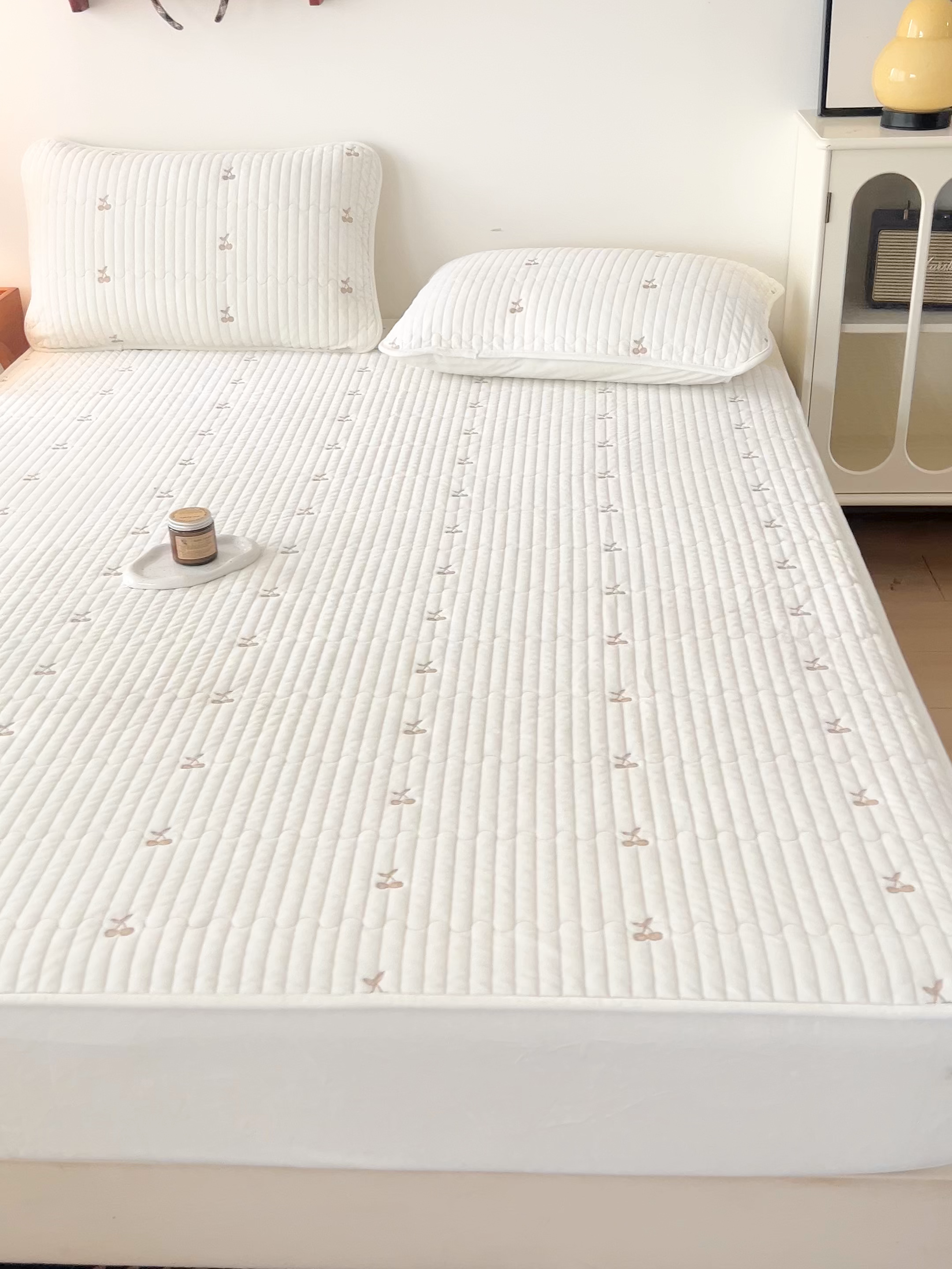 91家纺网 家纺一手货源 找家纺 佳笠家居 2025新款婴儿绒宝宝绒樱桃刺绣夹棉床笠 米月白