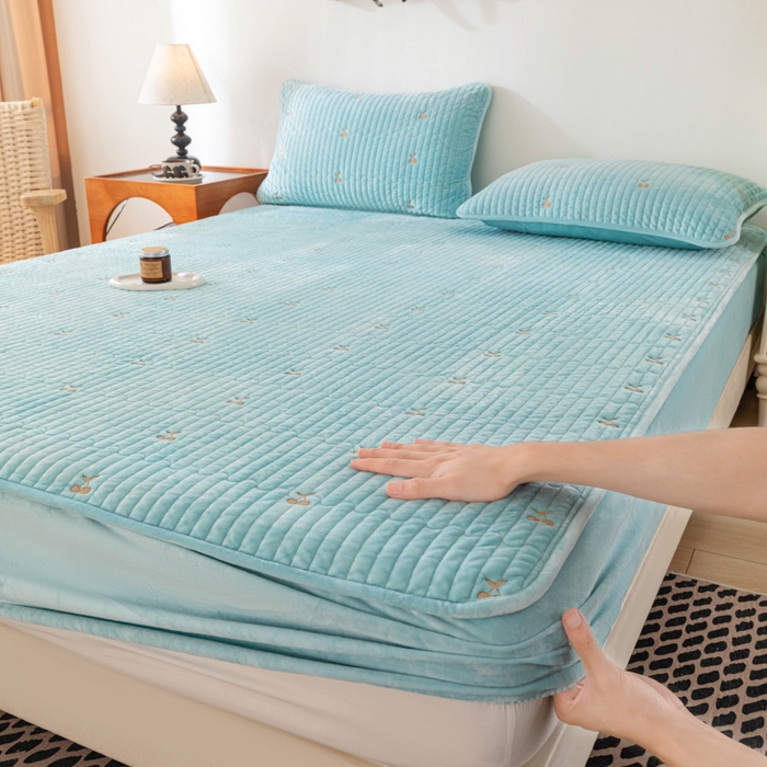 91家纺网 家纺一手货源 找家纺 佳笠家居 2025新款婴儿绒宝宝绒樱桃刺绣夹棉床笠 碧落蓝