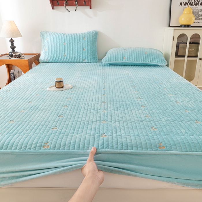 91家纺网 家纺一手货源 找家纺 佳笠家居 2025新款婴儿绒宝宝绒樱桃刺绣夹棉床笠 碧落蓝