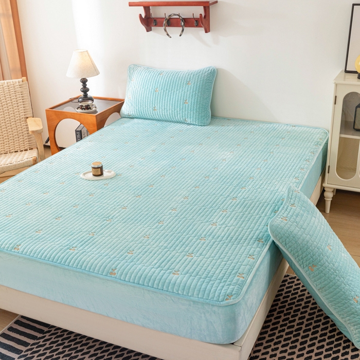 91家纺网 家纺一手货源 找家纺 佳笠家居 2025新款婴儿绒宝宝绒樱桃刺绣夹棉床笠 碧落蓝