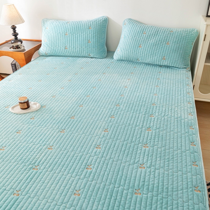 91家纺网 家纺一手货源 找家纺 佳笠家居 2025新款婴儿绒宝宝绒樱桃刺绣夹棉床笠 碧落蓝