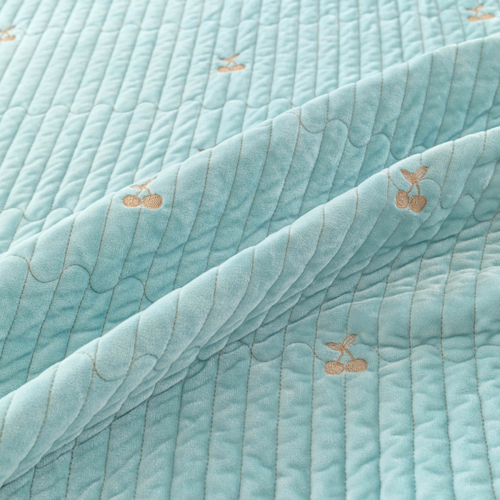 91家纺网 家纺一手货源 找家纺 佳笠家居 2025新款婴儿绒宝宝绒樱桃刺绣夹棉床笠 碧落蓝