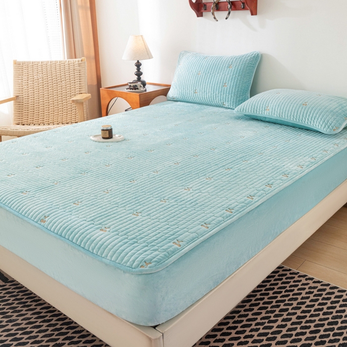 91家纺网 家纺一手货源 找家纺 佳笠家居 2025新款婴儿绒宝宝绒樱桃刺绣夹棉床笠 碧落蓝