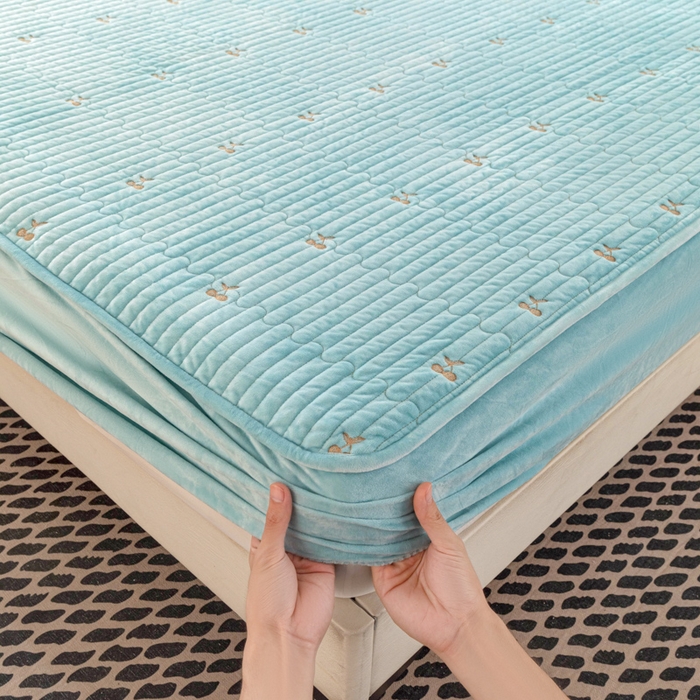 91家纺网 家纺一手货源 找家纺 佳笠家居 2025新款婴儿绒宝宝绒樱桃刺绣夹棉床笠 碧落蓝