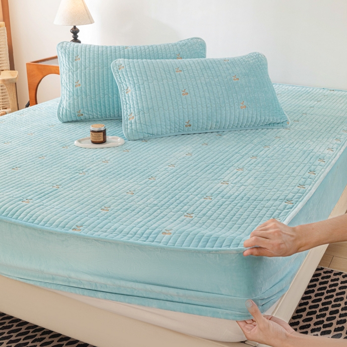 91家纺网 家纺一手货源 找家纺 佳笠家居 2025新款婴儿绒宝宝绒樱桃刺绣夹棉床笠 碧落蓝