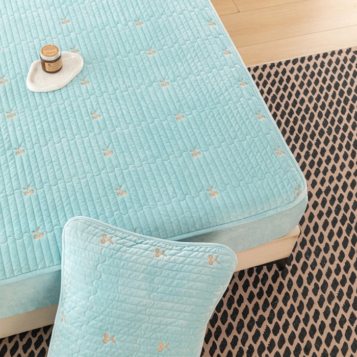 91家纺网 家纺一手货源 找家纺 佳笠家居 2025新款婴儿绒宝宝绒樱桃刺绣夹棉床笠 碧落蓝