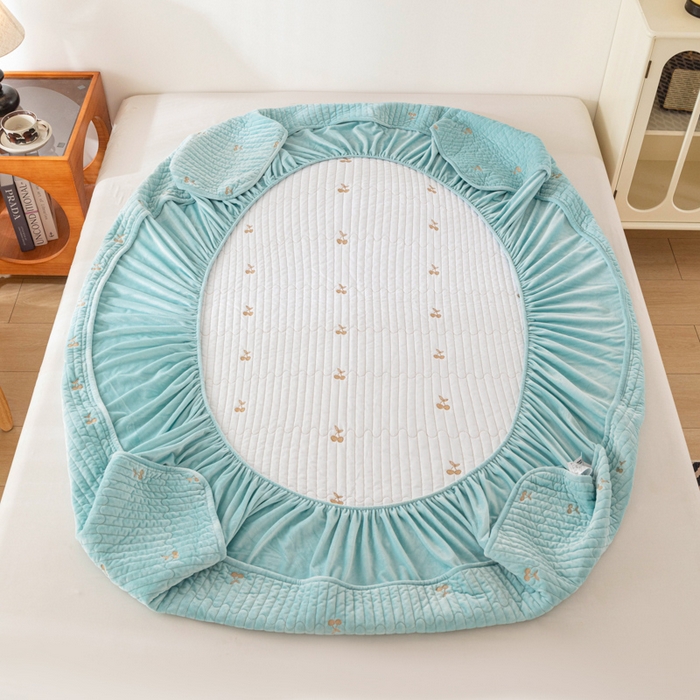 91家纺网 家纺一手货源 找家纺 佳笠家居 2025新款婴儿绒宝宝绒樱桃刺绣夹棉床笠 碧落蓝