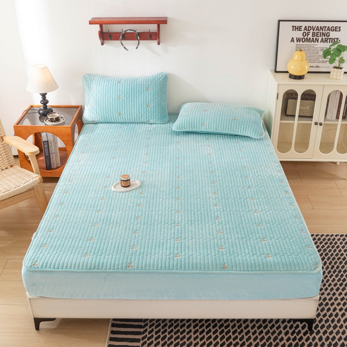 91家纺网 家纺一手货源 找家纺 佳笠家居 2025新款婴儿绒宝宝绒樱桃刺绣夹棉床笠 碧落蓝