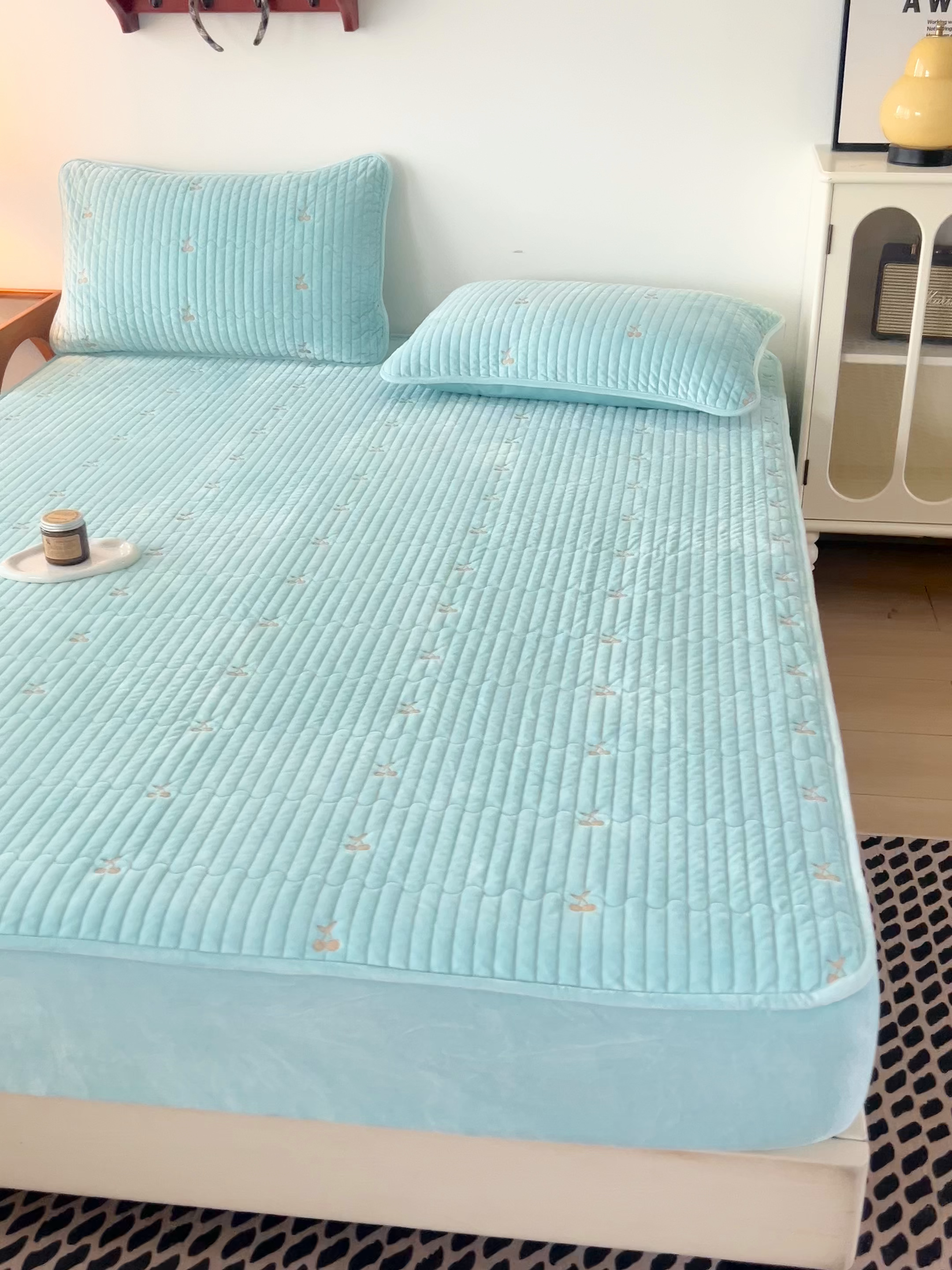 91家纺网 家纺一手货源 找家纺 佳笠家居 2025新款婴儿绒宝宝绒樱桃刺绣夹棉床笠 碧落蓝