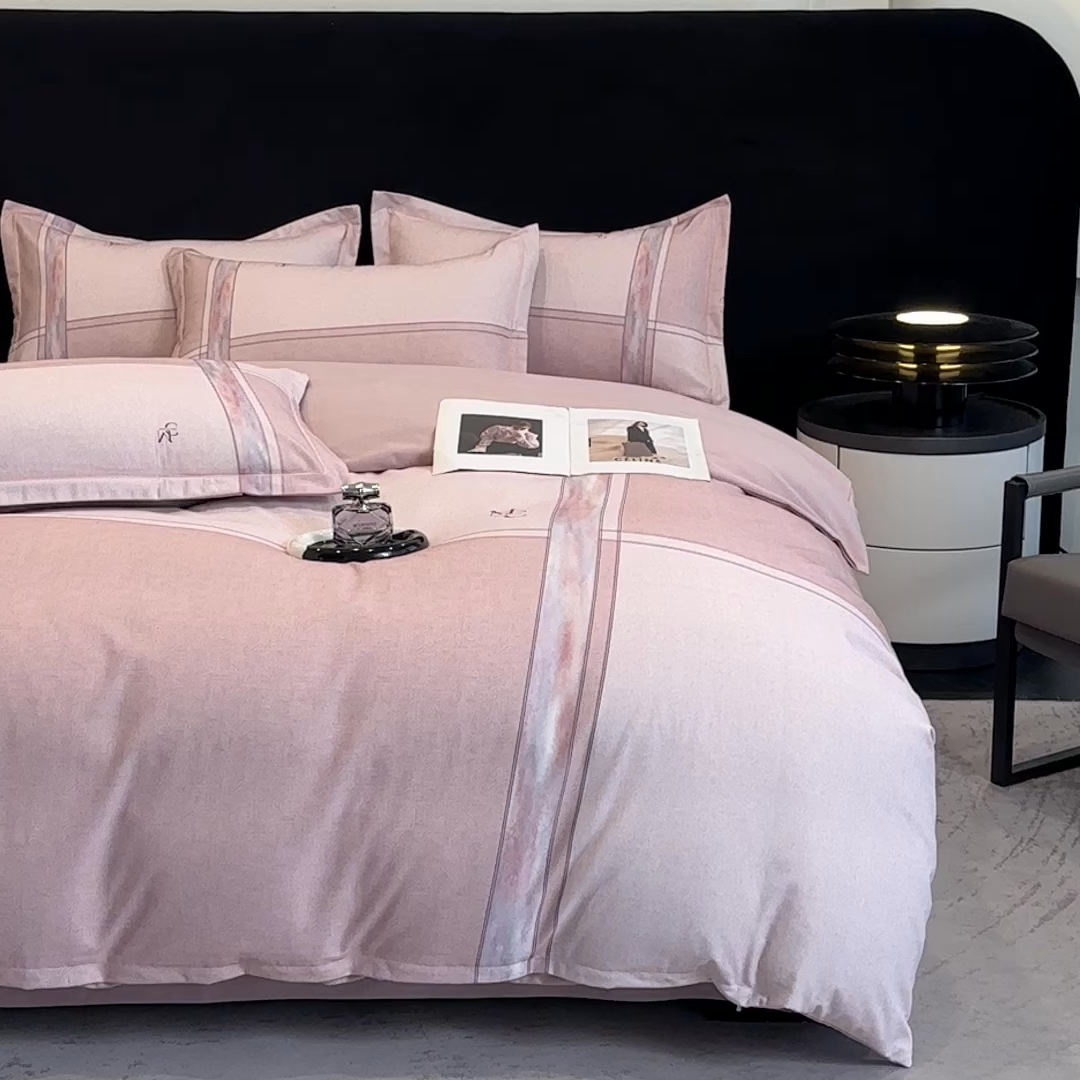 91家纺网 家纺一手货源 找家纺 喜四方 2025新款加厚全棉大版印花四件套 周末限定 粉