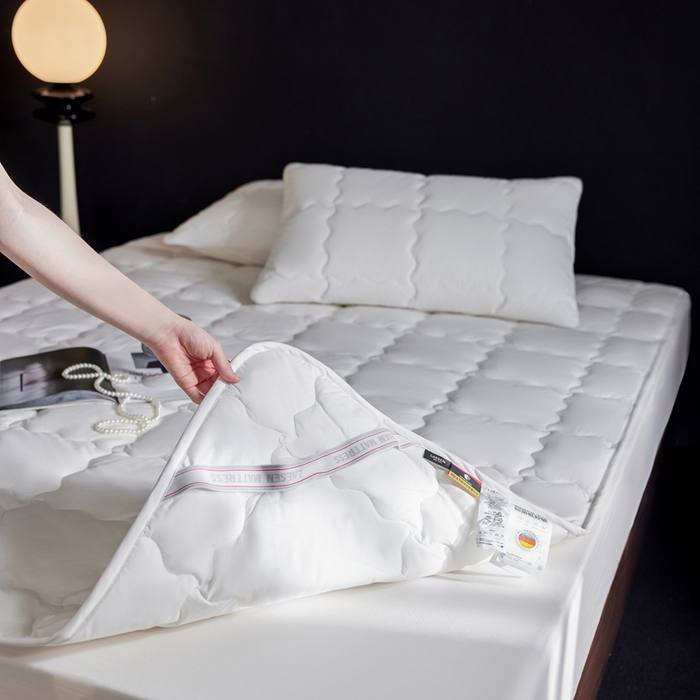 91家纺网 家纺一手货源 找家纺 丽笙被芯 2025新款抑菌低致敏四季床护垫 抑菌低致敏四季床护垫 绑带款