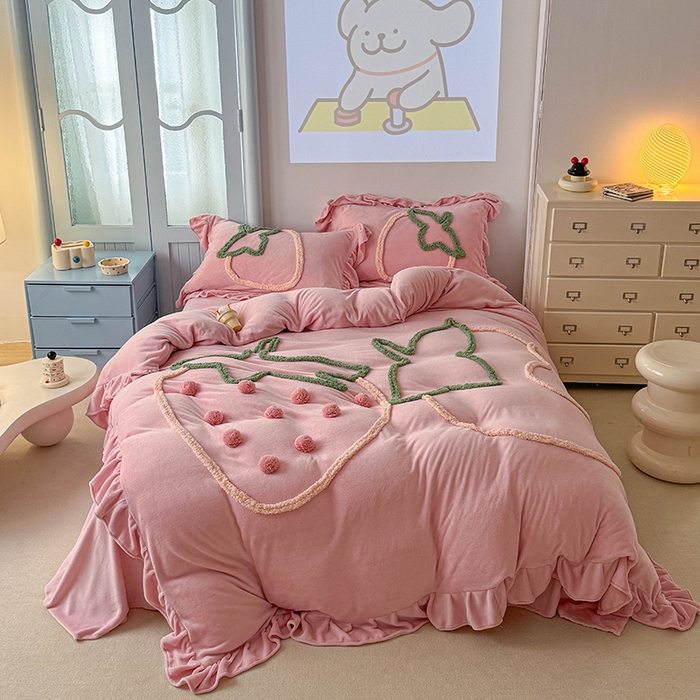 91家纺网 家纺一手货源 找家纺 （总）缘生活 2025新款牛奶绒-簇绒绣草莓四件套