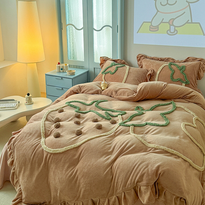 91家纺网 家纺一手货源 找家纺 （总）缘生活 2025新款牛奶绒-簇绒绣草莓四件套