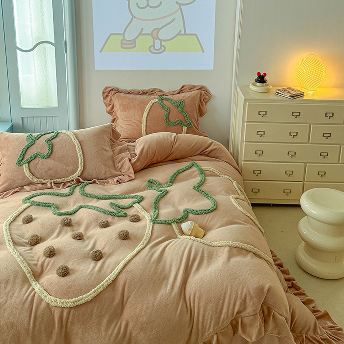 91家纺网 家纺一手货源 找家纺 （总）缘生活 2025新款牛奶绒-簇绒绣草莓四件套