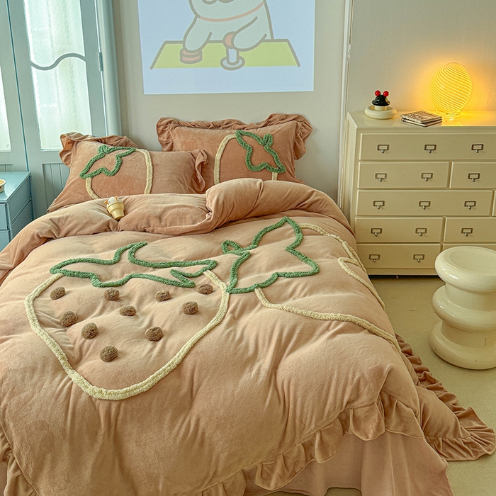 91家纺网 家纺一手货源 找家纺 （总）缘生活 2025新款牛奶绒-簇绒绣草莓四件套