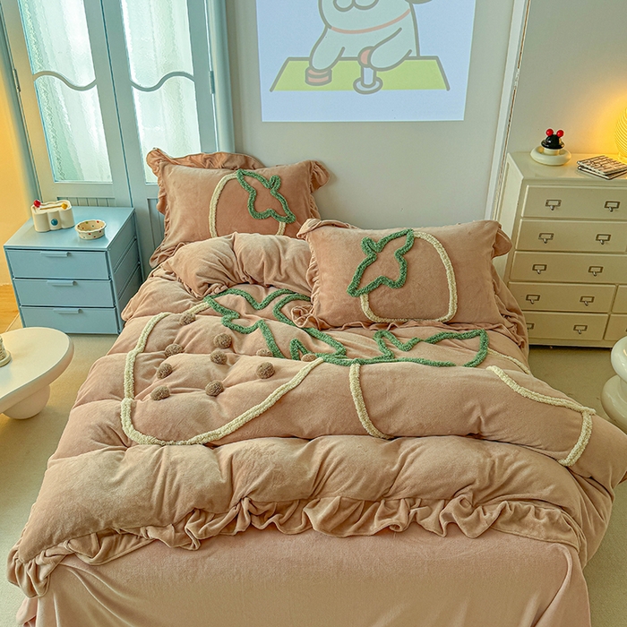 91家纺网 家纺一手货源 找家纺 （总）缘生活 2025新款牛奶绒-簇绒绣草莓四件套