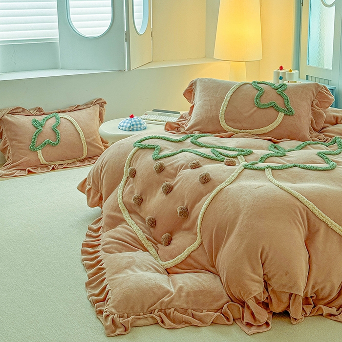 91家纺网 家纺一手货源 找家纺 （总）缘生活 2025新款牛奶绒-簇绒绣草莓四件套