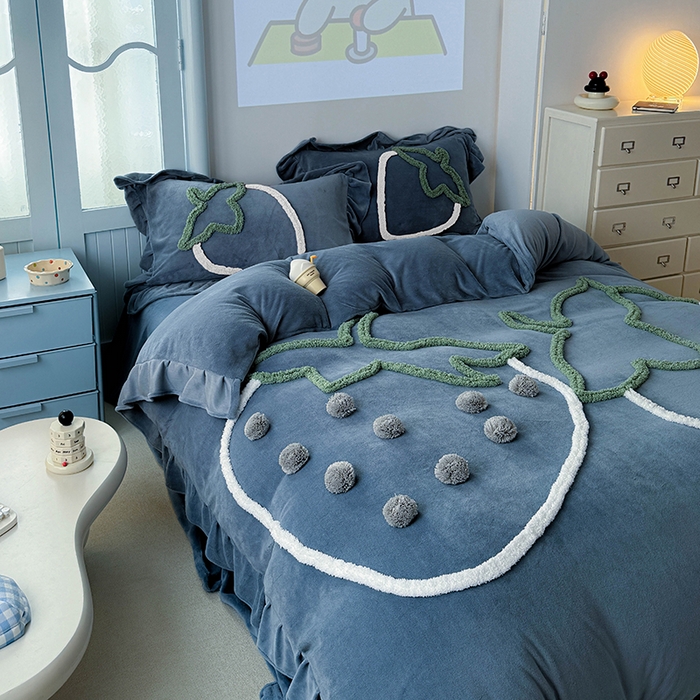 91家纺网 家纺一手货源 找家纺 缘生活 2025新款牛奶绒-簇绒绣草莓四件套 簇绒绣草莓-蓝色
