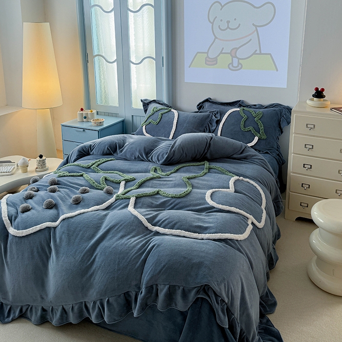 91家纺网 家纺一手货源 找家纺 缘生活 2025新款牛奶绒-簇绒绣草莓四件套 簇绒绣草莓-蓝色