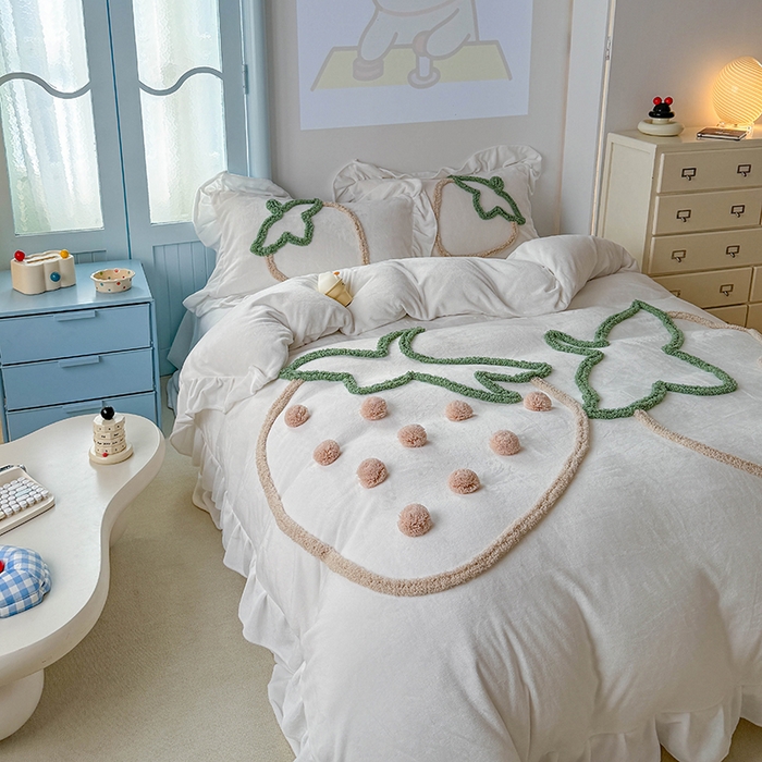 91家纺网 家纺一手货源 找家纺 缘生活 2025新款牛奶绒-簇绒绣草莓四件套 簇绒绣草莓-本白