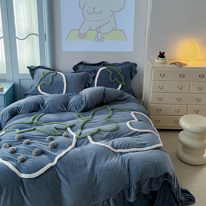 91家纺网 家纺一手货源 找家纺 缘生活 2025新款牛奶绒-簇绒绣草莓四件套 簇绒绣草莓-蓝色