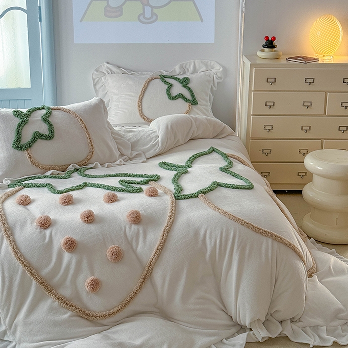 91家纺网 家纺一手货源 找家纺 缘生活 2025新款牛奶绒-簇绒绣草莓四件套 簇绒绣草莓-本白
