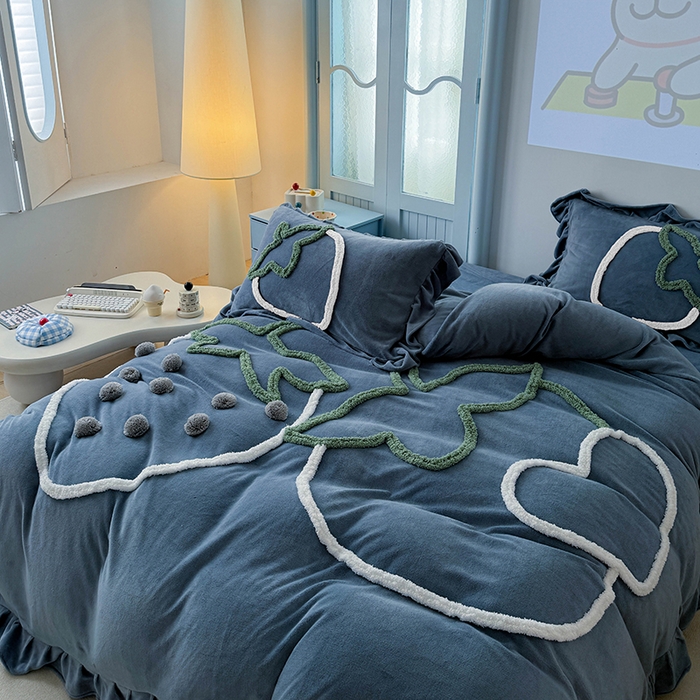 91家纺网 家纺一手货源 找家纺 缘生活 2025新款牛奶绒-簇绒绣草莓四件套 簇绒绣草莓-蓝色