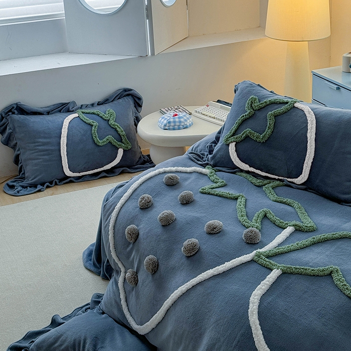 91家纺网 家纺一手货源 找家纺 缘生活 2025新款牛奶绒-簇绒绣草莓四件套 簇绒绣草莓-蓝色